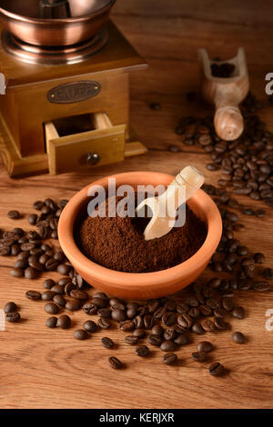 Gemahlenen Kaffee in den Terrakotta Schüssel - Nahaufnahme Stockfoto