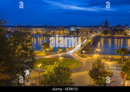 Budapest, Ungarn - Die berühmte Szechenyi-Kettenbrücke, die am Clark Adam Kreisverkehr im Morgengrauen eingenommen wird Stockfoto