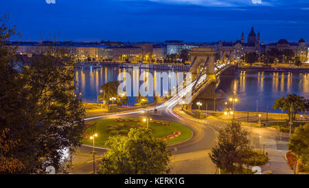 Budapest, Ungarn - Die berühmte Szechenyi-Kettenbrücke, die am Clark Adam Kreisverkehr im Morgengrauen eingenommen wird Stockfoto