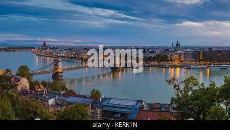 Budapest, Ungarn - Blick Auf die Skyline Von Budapest, von der Burg Buda im Morgengrauen. Diese Ansicht umfasst die Szechenyi-Kettenbrücke, die St. Stephen's Basilic Stockfoto