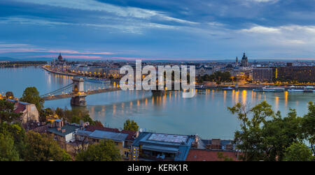 Budapest, Ungarn - Blick Auf die Skyline Von Budapest, von der Burg Buda im Morgengrauen. Diese Ansicht umfasst die Szechenyi-Kettenbrücke, die St. Stephen's Basilic Stockfoto