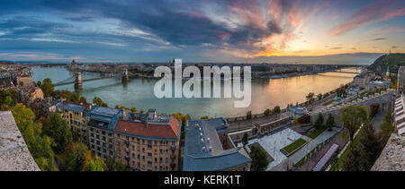 Budapest, Ungarn - Atemberaubend farbenfroher Sonnenaufgang über die Stadt Budapest mit Szechenyi-Kettenbrücke, Liberty-Brücke und anderen Wahrzeichen aus Buda Stockfoto