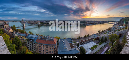 Budapest, Ungarn - Atemberaubend farbenfroher Sonnenaufgang über die Stadt Budapest mit Szechenyi-Kettenbrücke, Liberty-Brücke und anderen Wahrzeichen aus Buda Stockfoto