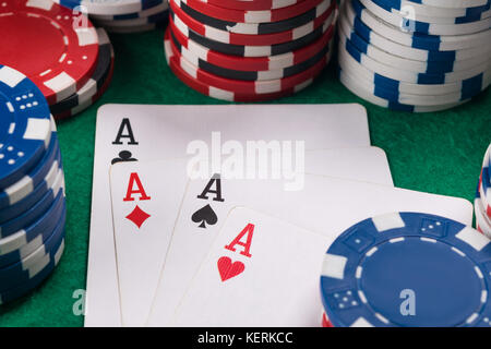 Vier Asse in Karten für Poker Glück für ein Poker Spieler an einem Tisch Stockfoto