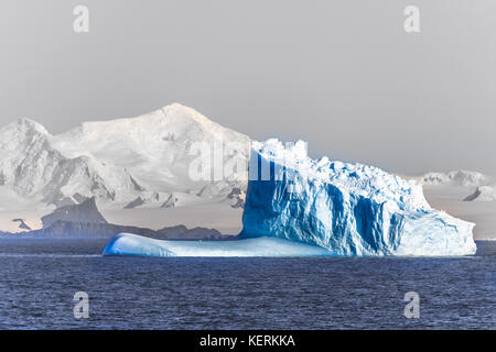 Drei riesige Blaue Eisberge über das Meer bei Lemaire Kanal driften, Antarktis Stockfoto