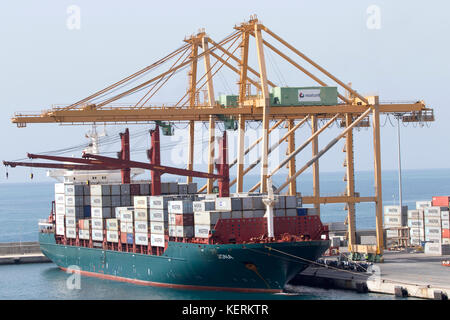 Jona Containerschiff verladen Maersk Container im Hafen Malaga in Spanien Stockfoto