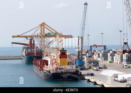 Jona Containerschiff verladen Maersk Container im Hafen Malaga in Spanien Stockfoto