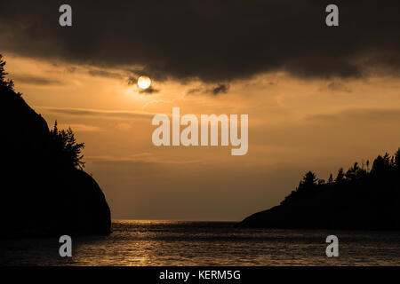 Sonnenuntergang auf Sinclair Cove, Lake Superior Provincial Park, Ontario, Kanada von Bruce Montagne/Dembinsky Foto Associates Stockfoto