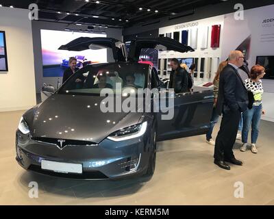 Tesla Modell x im Showroom in Stuttgart, Deutschland Stockfoto