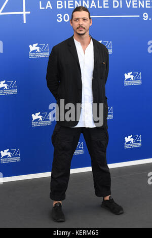 Daniel McCabe besucht das Fotoshooting für Diese ist der Kongo während des 74. Filmfestival in Venedig Venedig, Italien. 1. September 2017 © Paul Treadway Stockfoto