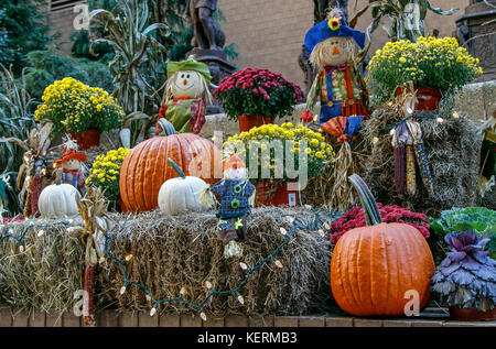 Halloween Dekoration mit Kürbissen, Tuch, Vogelscheuchen, Heu, Lichter und Töpfe Blumen. Stockfoto