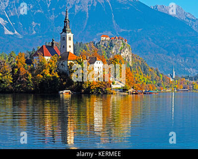 Wallfahrtskirche der Himmelfahrt der Maria auf der Insel und die Burg von Bled BLED hoch über der See von Bled, Slowenien. Stockfoto