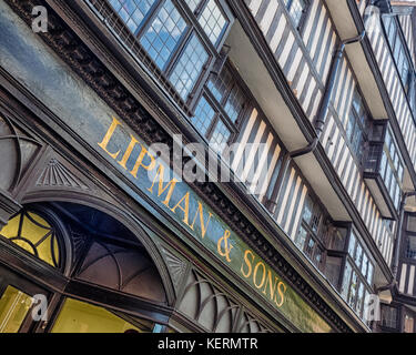 LONDON, Großbritannien - 25. AUGUST 2017: High Holborn Shop-Schild am Tudor Grade 1-denkmalgeschützten Gebäude des Staple Inn Stockfoto