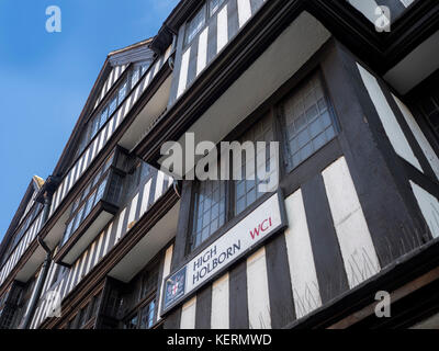 LONDON, Großbritannien - 25. AUGUST 2017: Straßenschild für High Holborn am Staple Inn-Gebäude in der City of London Stockfoto