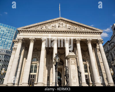 LONDON, Großbritannien - 25. AUGUST 2017: Weitwinkelaufnahme der Frontfassade des Royal Exchange Building Stockfoto