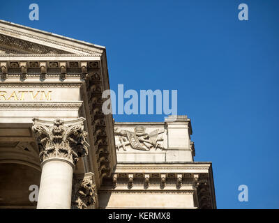 LONDON, Großbritannien - 25. AUGUST 2017: Architektonische Details an der Fassade des Royal Exchange Building Stockfoto