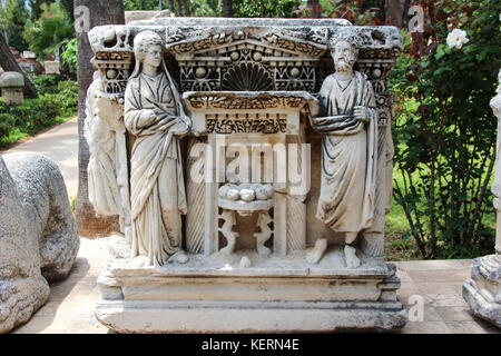 Antiken lykischen Sarkophag mit den Skulpturen von Männern und Frauen in der Antike Kostüme - toga. in einem Park auf der Straße neben Museum nach Antalya Stockfoto
