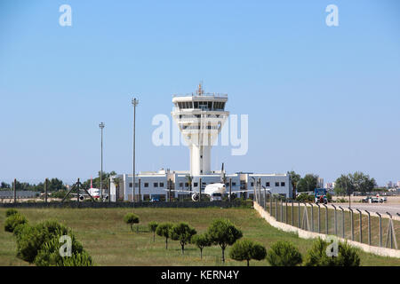 Flughafen Wachturm, Antalya, Türkei, Sommer sonnigen Tag. und blauer Himmel. Stockfoto