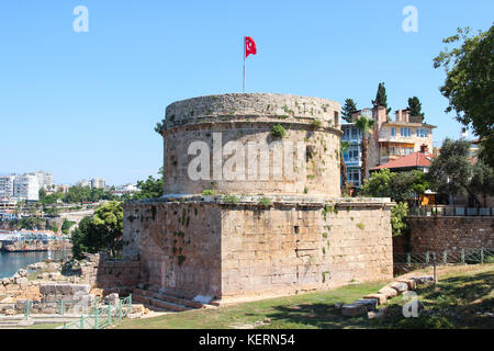 Die felsige Küste der Stadt mit der alten römischen hidirlik Turm mit Türkischen Roten Flagge, historisch als die Anreicherung und den Leuchtturm verwendet Stockfoto