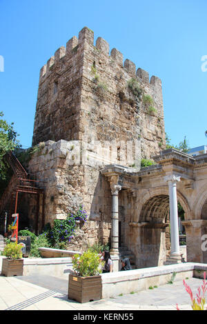 Der alte Turm auf der alten Hadrianstor in Antalya, Türkei. auf dem Hintergrund der blauen Himmel und grüne Bäume. Stockfoto