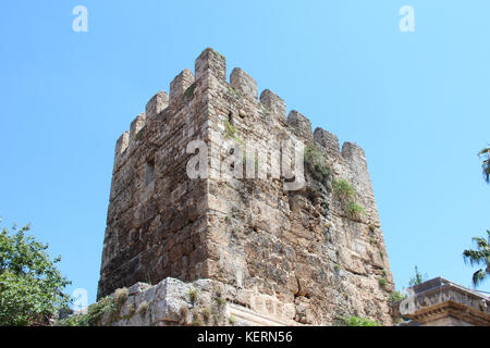 Der alte Turm auf der alten Hadrianstor in Antalya, Türkei. auf dem Hintergrund der blauen Himmel und grüne Bäume. Stockfoto