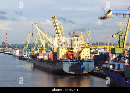 Die cargo Port. Container mit Waren beladen auf einem kommerziellen Schiff mit einem Kran im Hafen der Stadt-/entladen. Sommer. Geschäft Stockfoto