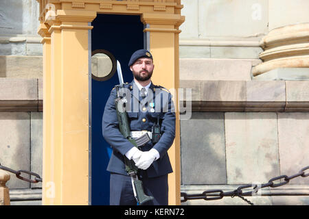 Die Königlich Schwedische Soldat - Scots Guards, mit einem schwarzen Bart in einem modernen Uniform mit einem Gewehr auf die Wache des königlichen Palastes in der Hauptstadt des Landes, Stockfoto