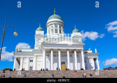 Kathedrale von Helsinki, Helsinki, Finnland. Die Fassade mit einer großen Treppe mit vielen Stufen. Reisen Sehenswürdigkeit. Sommer sonnigen Tag. blue sky. Stockfoto