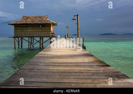 Bungalow auf dem Wasser in Waigeo Insel. Raja Ampat, West Papua, Indonesien. Stockfoto