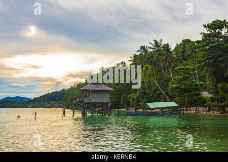 Strand in Raja Ampat, West Papua, Indonesien. Stockfoto