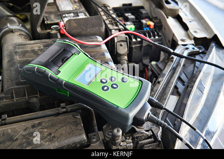 Auto Batterie Tester in Arbeit Stockfoto