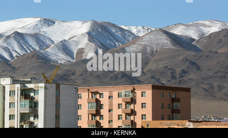 Blick auf olgii Stadt, Häuser, Berge im Hintergrund, Bajan - olgii Aimag (Provinz) der Mongolei. Stockfoto