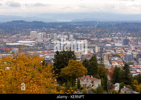 Im Nordwesten und Nordosten Portland Oregon Stadtlandschaft und Brücken über Willamette River im Herbst Saison Stockfoto