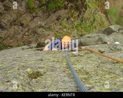 Klettern auf gouther Crag in swindale, Nationalpark Lake District, Cumbria, England. Stockfoto