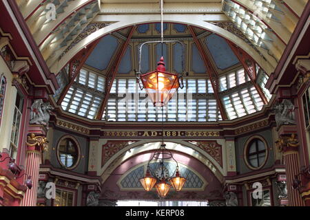LONDON, Großbritannien - 24. MAI 2010: Innenraum des Leadenhall Market in der Gracechurch Street. Leadenhall Market - ist einer der ältesten Märkte in London, datiert aus bac Stockfoto