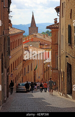 Gasse in der Altstadt von Urbino, Marken, Italien Stockfoto