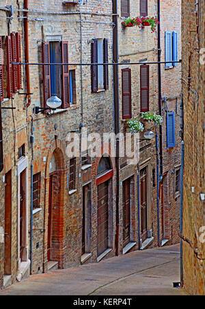 Gasse in der Altstadt von Urbino, Marken, Italien Stockfoto