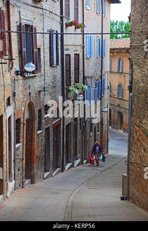 Gasse in der Altstadt von Urbino, Marken, Italien Stockfoto