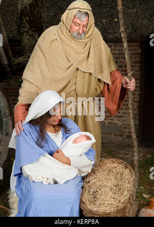 Live weihnachten Krippe wieder in eine mittelalterliche Scheune Stockfoto