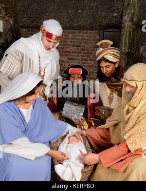 Live weihnachten Krippe wieder in eine mittelalterliche Scheune Stockfoto