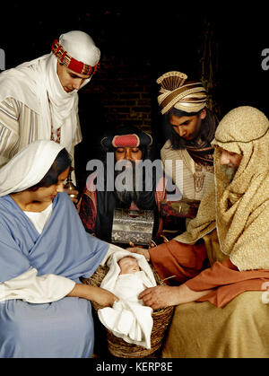 Live weihnachten Krippe wieder in eine mittelalterliche Scheune Stockfoto