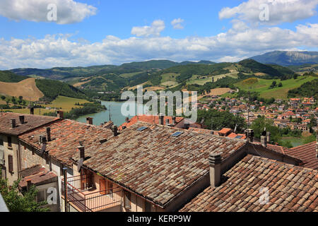 Dächer des alten Dorfes von sassocorvaro, mit dem Blick auf mercatale und Fluß foglia, Marken, Italien Stockfoto