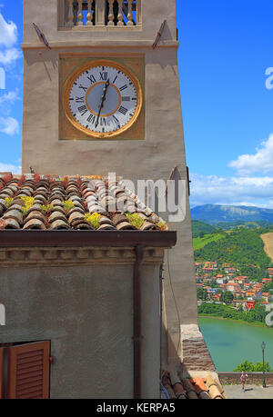 Das Clocktower in Dorf Sassocorvaro, Marche, Italien Stockfoto