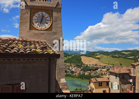 Das Clocktower in Dorf Sassocorvaro, Marche, Italien Stockfoto