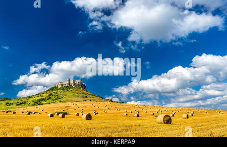 Anzeigen von spissky hrad und ein Feld mit Rundballen in der Slowakei, in Mitteleuropa Stockfoto