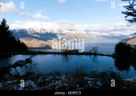 Abendlicher Blick auf den Lake Wakatipu, vom Wanderweg, über der Oberseite der Skyline Gondola, Ben Lomond Stockfoto