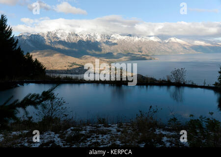 Abendansicht des Lake Wakatipu, vom Wanderweg, über dem Top of the Skyline Gondola, Ben Lomond Stockfoto