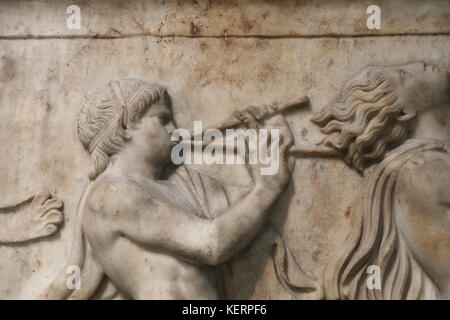 Maenad und Satyrn in einem dionysische Prozession. detail Satyr spielen. ad 100. quintiliana, Via Appia, Rom, Italien. british museum london. gbr. Stockfoto