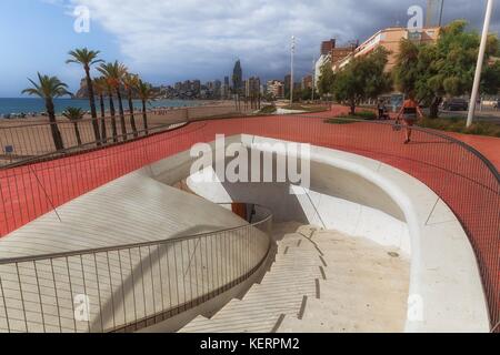 Die Promenade Unterführung bei Strand Poniente in Benidorm. Stockfoto