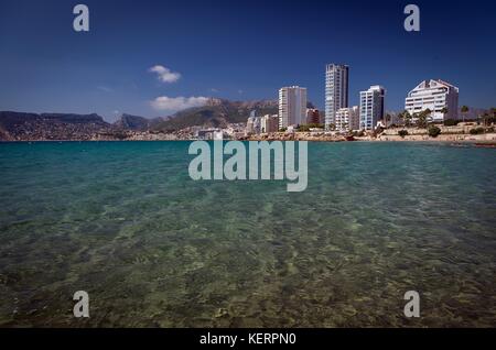 Klare türkisfarbene Wasser der Bucht von Calpe Stockfoto